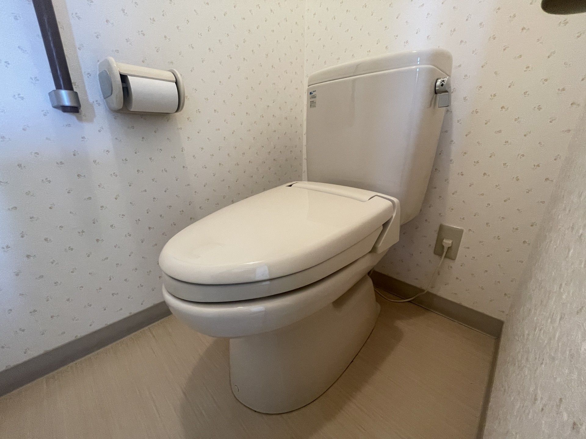 手すり付きのトイレ