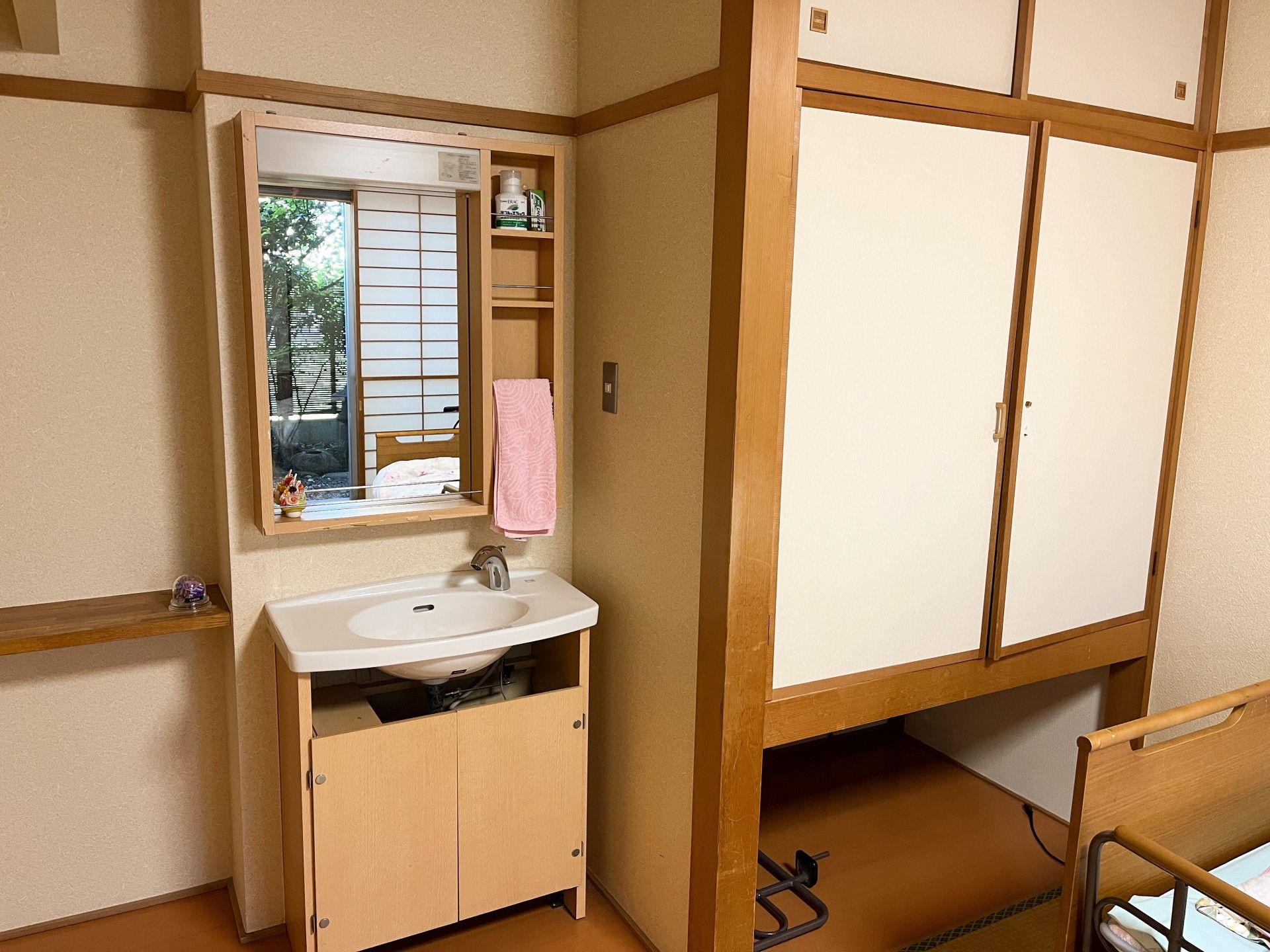 鏡付きの洗面台がある居室