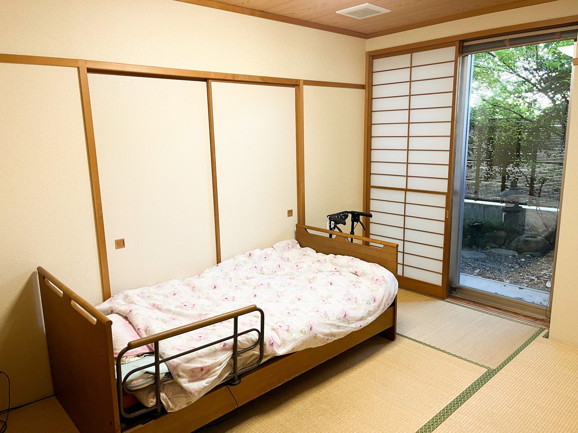 備え付けの柵があるベッド