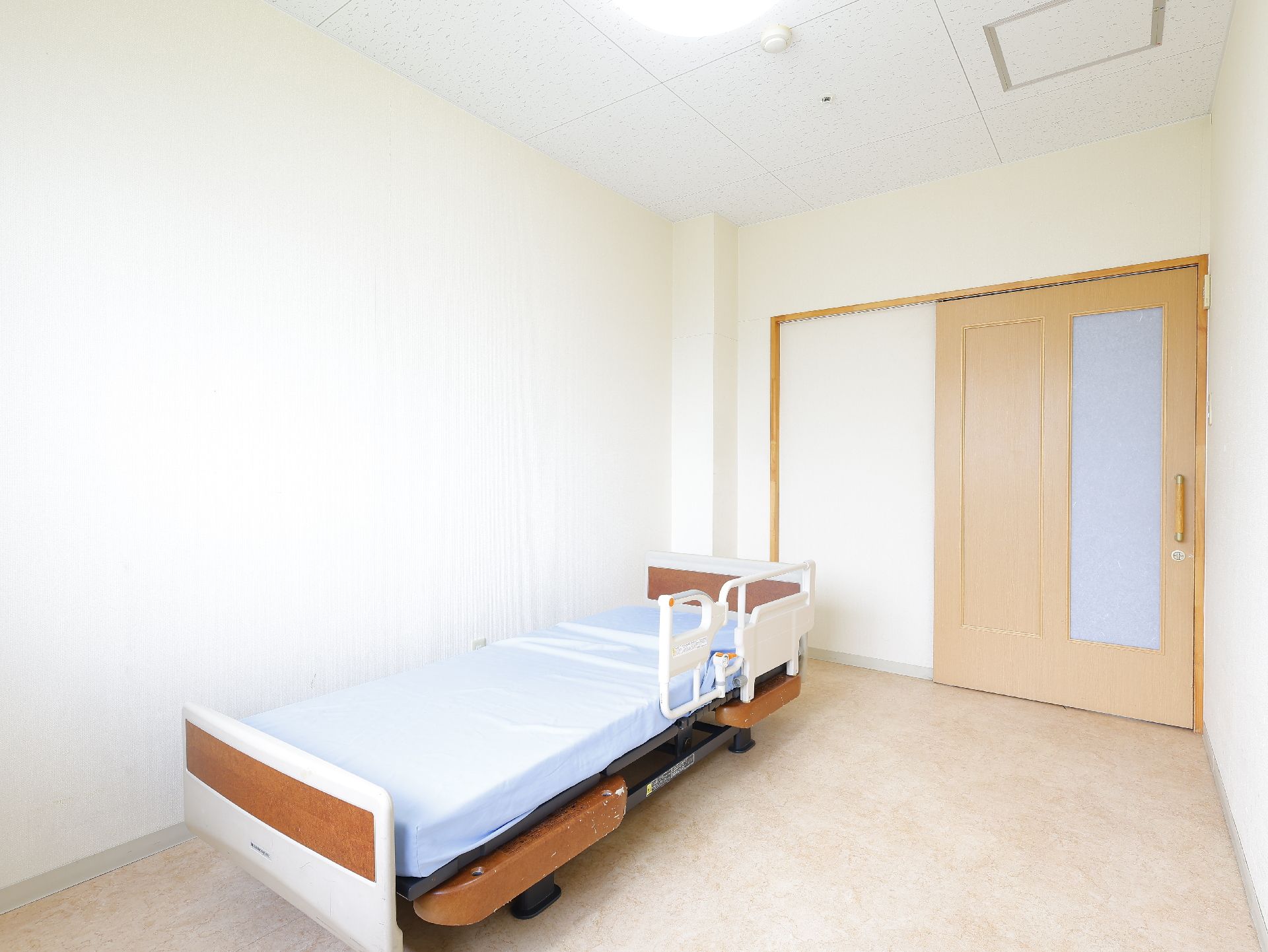 介護ベッドが設置された居室