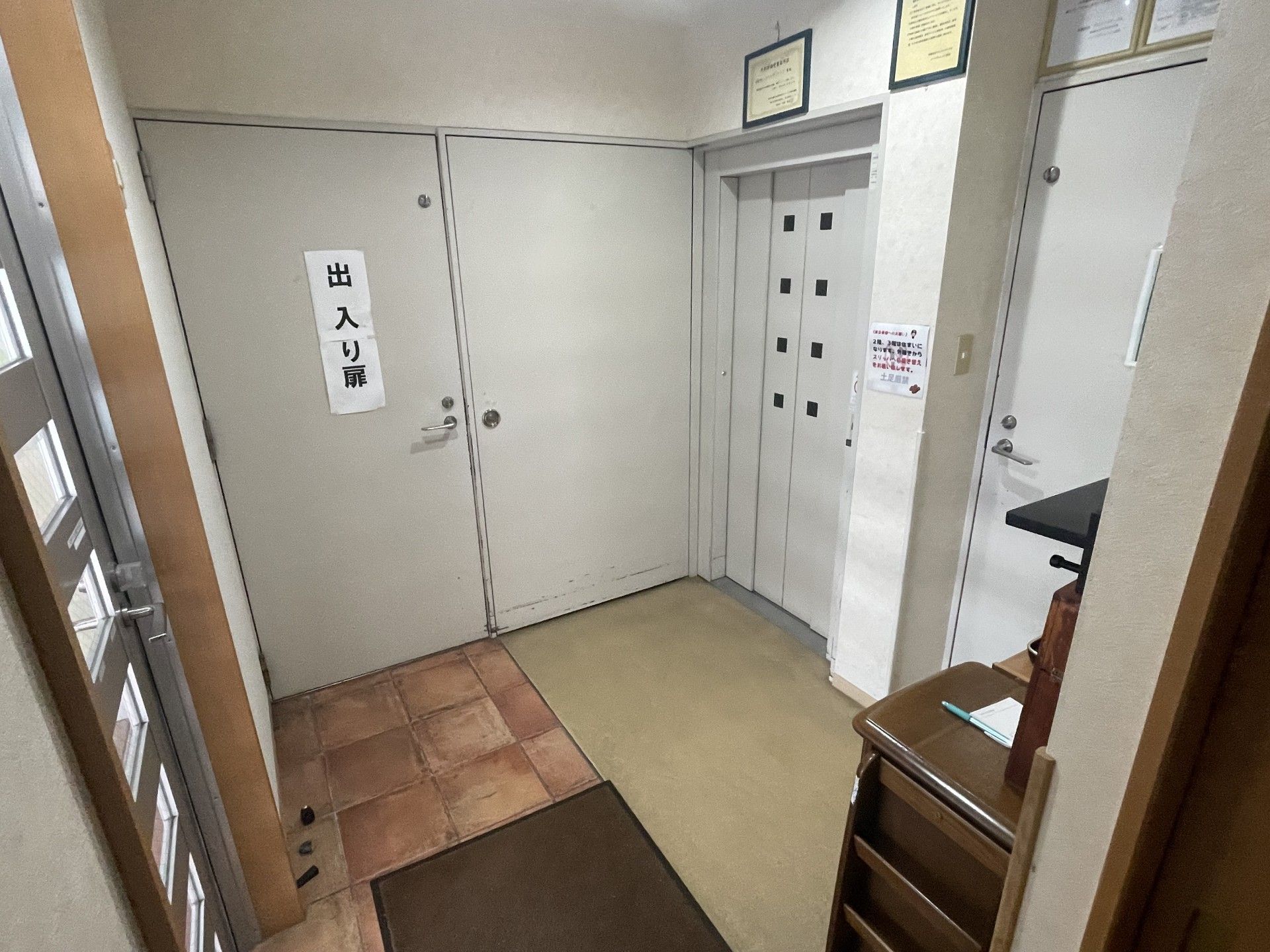 出入口と廊下の様子