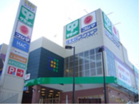 家電量販店やスーパーが入った商業施設には、駐車場が併設されている。食料品から電化製品まで揃えることができるので、便利である。