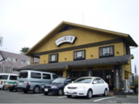 日本家屋のような造りの蕎麦屋には、駐車場がある。大人数を収容できるので、待ち時間なく、そばを味わえる。