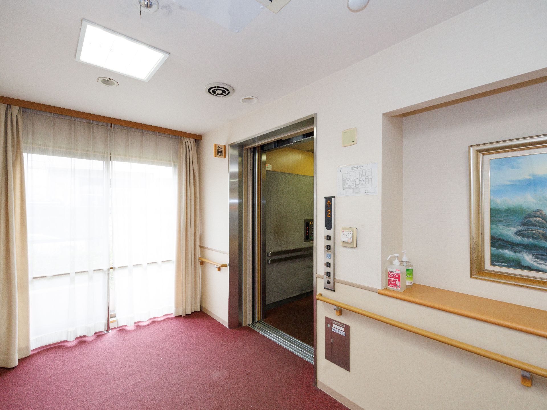 乗り場前に手すりを備えたエレベーター