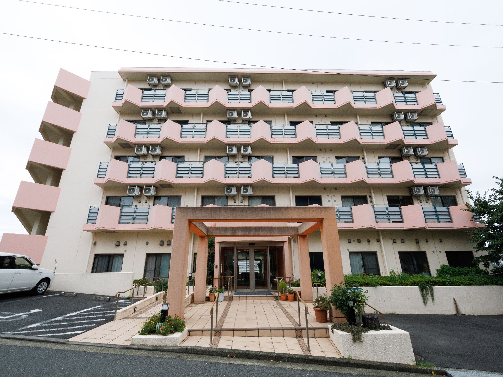 日当たりの良い5階建ての施設