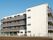 ４階建てのマンション風の白っぽい建物である。各居室にはバルコニーが完備されているので、洗濯物や布団を干せる。