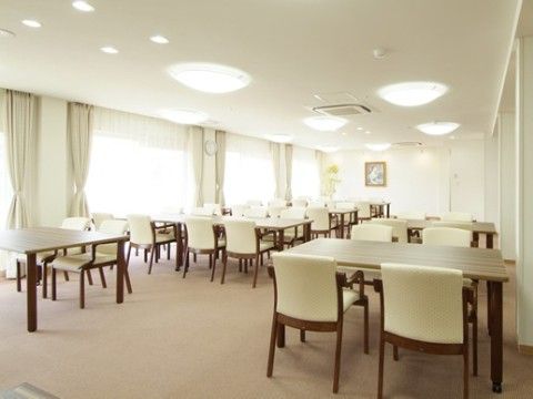 多くの照明と窓からの採光でとても明るくなっている食堂