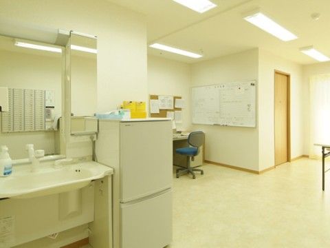 施設内には、健康管理室が完備されている。担当医が入居者様の健康チェックを定期的に行うので、安心して過ごすことができる。