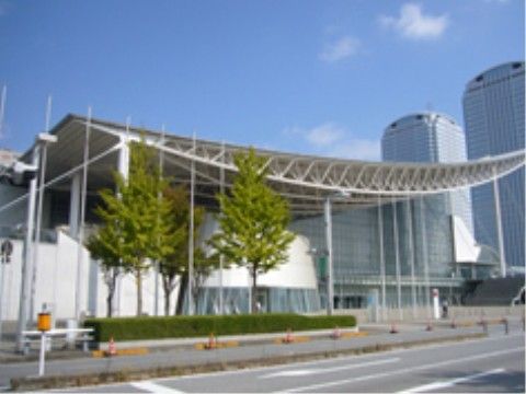 施設は、商業施設や公共施設の建ち並ぶにぎやかな立地である。ご家族や友人と一緒に出掛けて休日を満喫できる。
