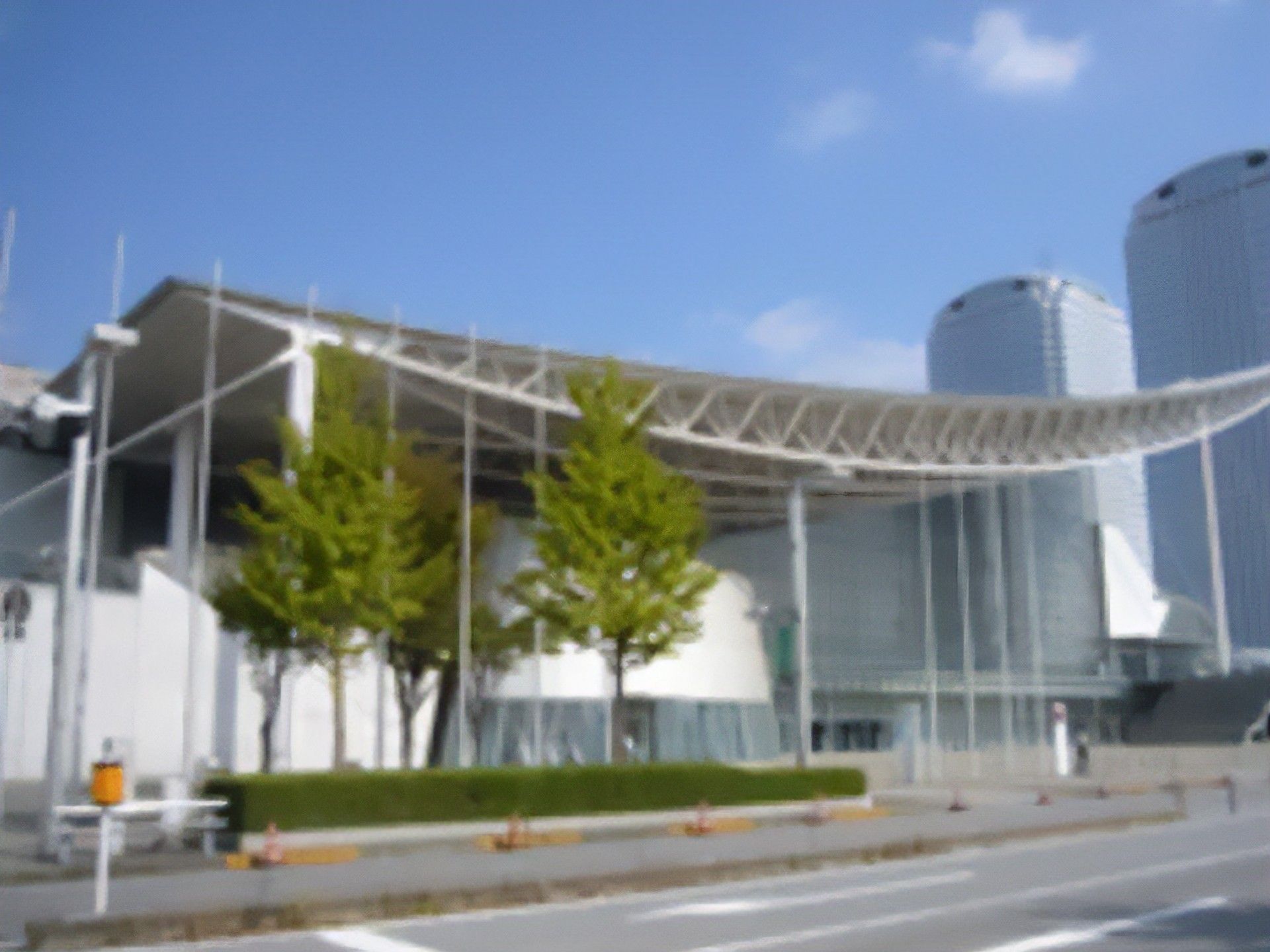 施設は、商業施設や公共施設の建ち並ぶにぎやかな立地である。ご家族や友人と一緒に出掛けて休日を満喫できる。
