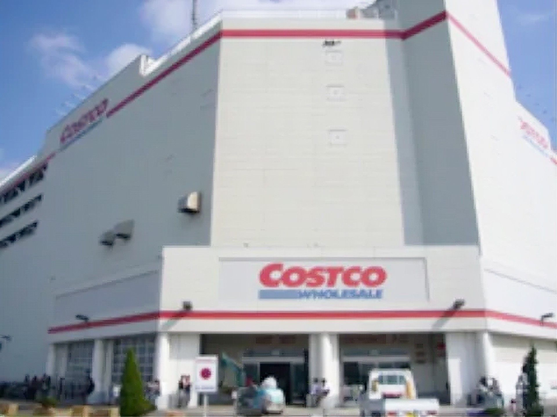 施設の近くにある大型の会員制倉庫型店舗。食料品から日用品まで、お手頃な価格で買い揃えることができる。