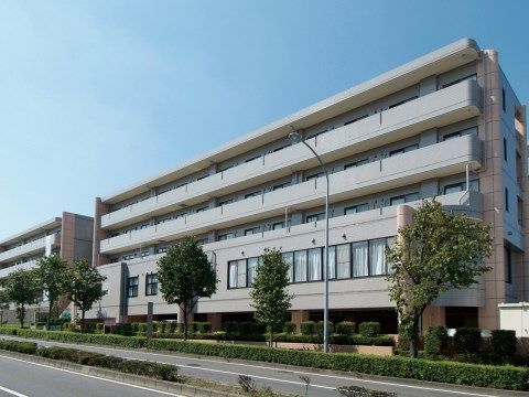 道路に面して建っている、マンションを思わせる5階建ての施設