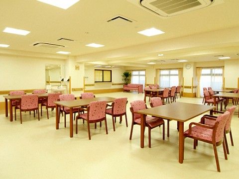 広いスペースにテーブルが間隔を空けて置かれている食堂