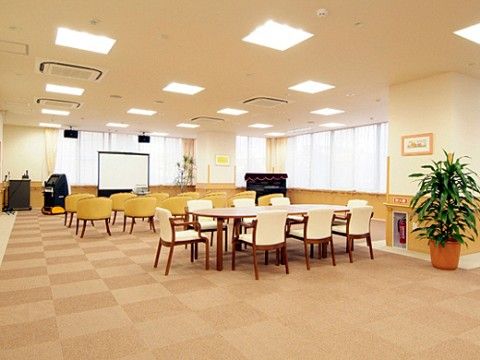 多目的室の右側にある壁には消火器が設置されており、透明のアクリル樹脂の扉で中のものが確認できるようになっている。