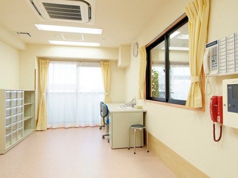 管理室には引違いの腰窓が設置されており、来訪者様が訪れた際にはその窓を開けて対応することが可能である。