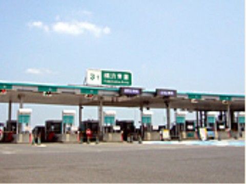 インターチェンジが近くにあり、車でのアクセスも良好である。足の不自由な入居者様でもご来館しやすい場所に建っている。