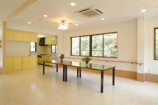 明るい共用ダイニング