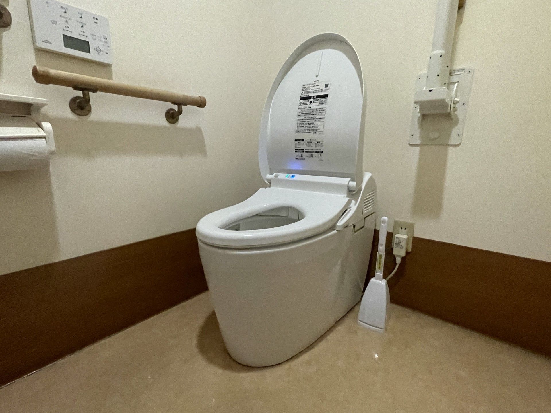 手すり付きのトイレ