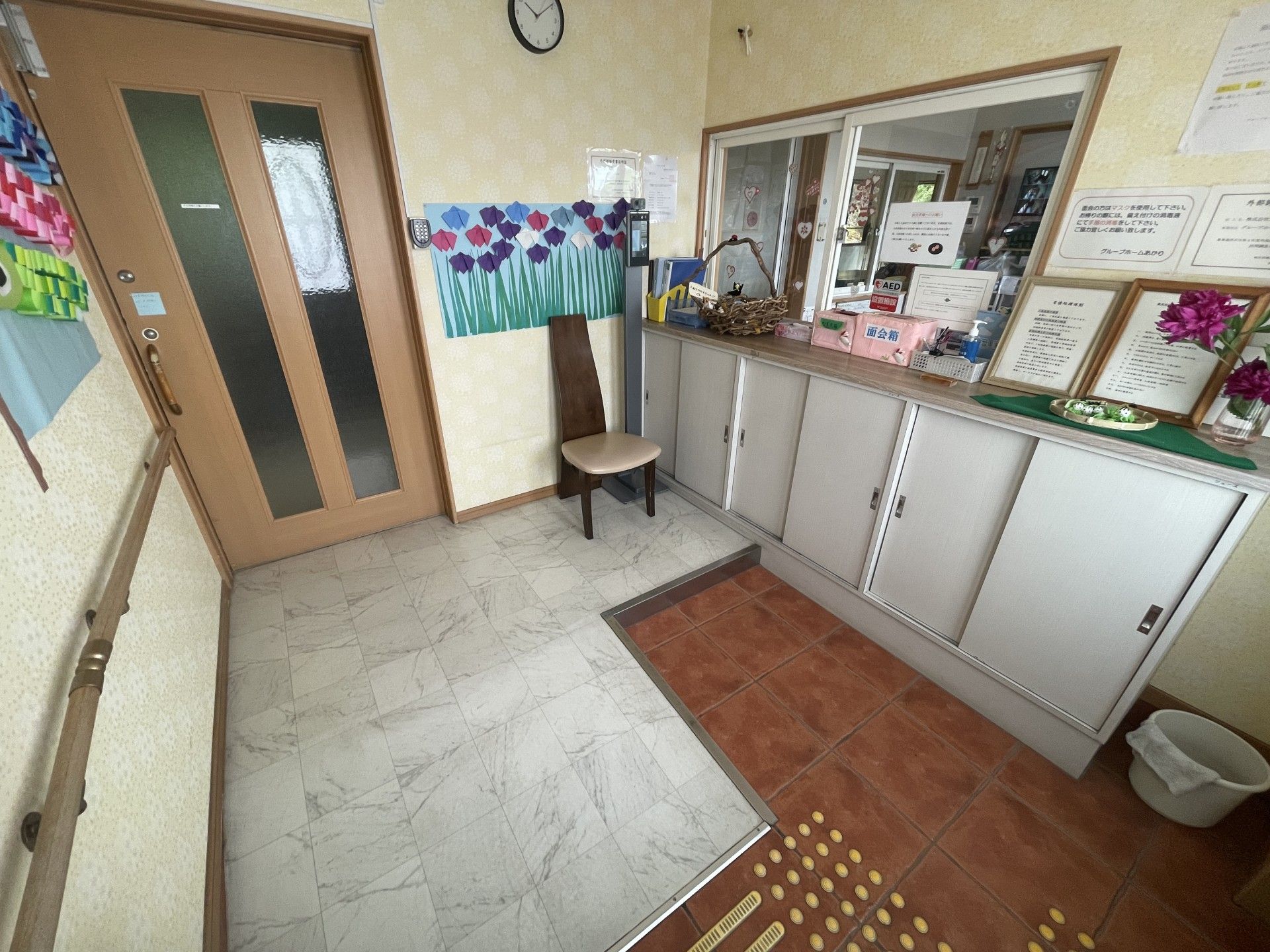 受付と出入口の様子