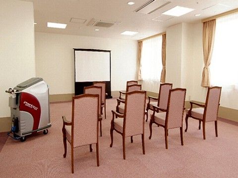 移動式のカラオケ機器が壁際に置かれているシアタールーム