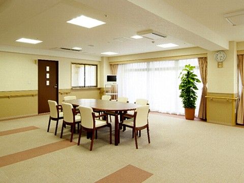 共有スペースには、椅子や観葉植物、テレビが置かれている。陽の光が当たるスペースで、リフレッシュして過ごしていただける。