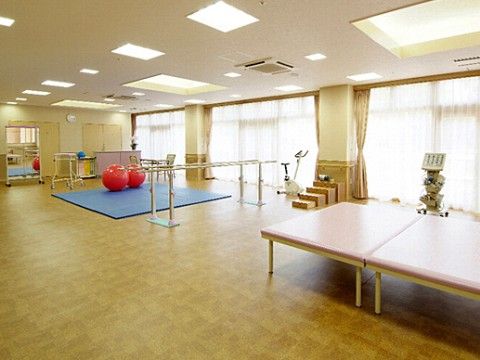 リハビリ用のフロアが用意されている。スタッフのもとで安全にリハビリをでき、健康のための運動をすることもできる。