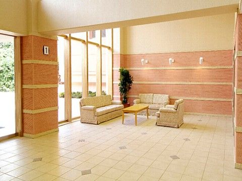 入館してすぐ横には、椅子が置かれている。ゆったりとソファに座り、外の景色を眺めながらくつろいでいただける。