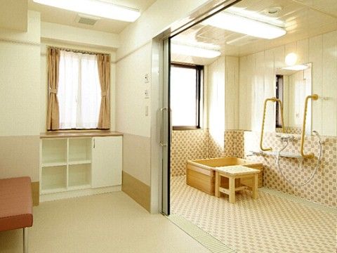 浴室には、段差が一切ない設計が施されている。手すりや広いスペースが設けられており、バリアフリーな空間となっている。