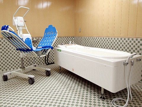 １人での入浴が難しい方でも、安全に湯につかることのできる浴室が用意されている。また、スタッフのサポートも提供されている。