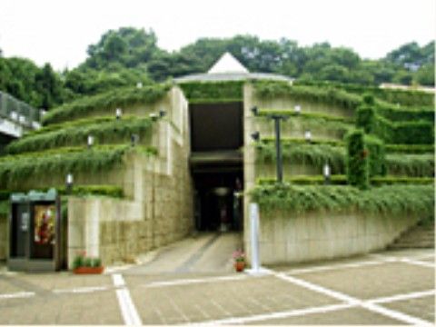 施設の近くには、美術館がたっている。芸術作品にふれることで感動をうけ、普段とは違う非日常的な気分を味わえる。