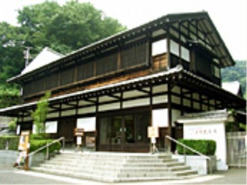 江戸時代の民家など、文化財建造物を展示している屋外博物館があるため、歴史の勉強をしつつ楽しむことができる。
