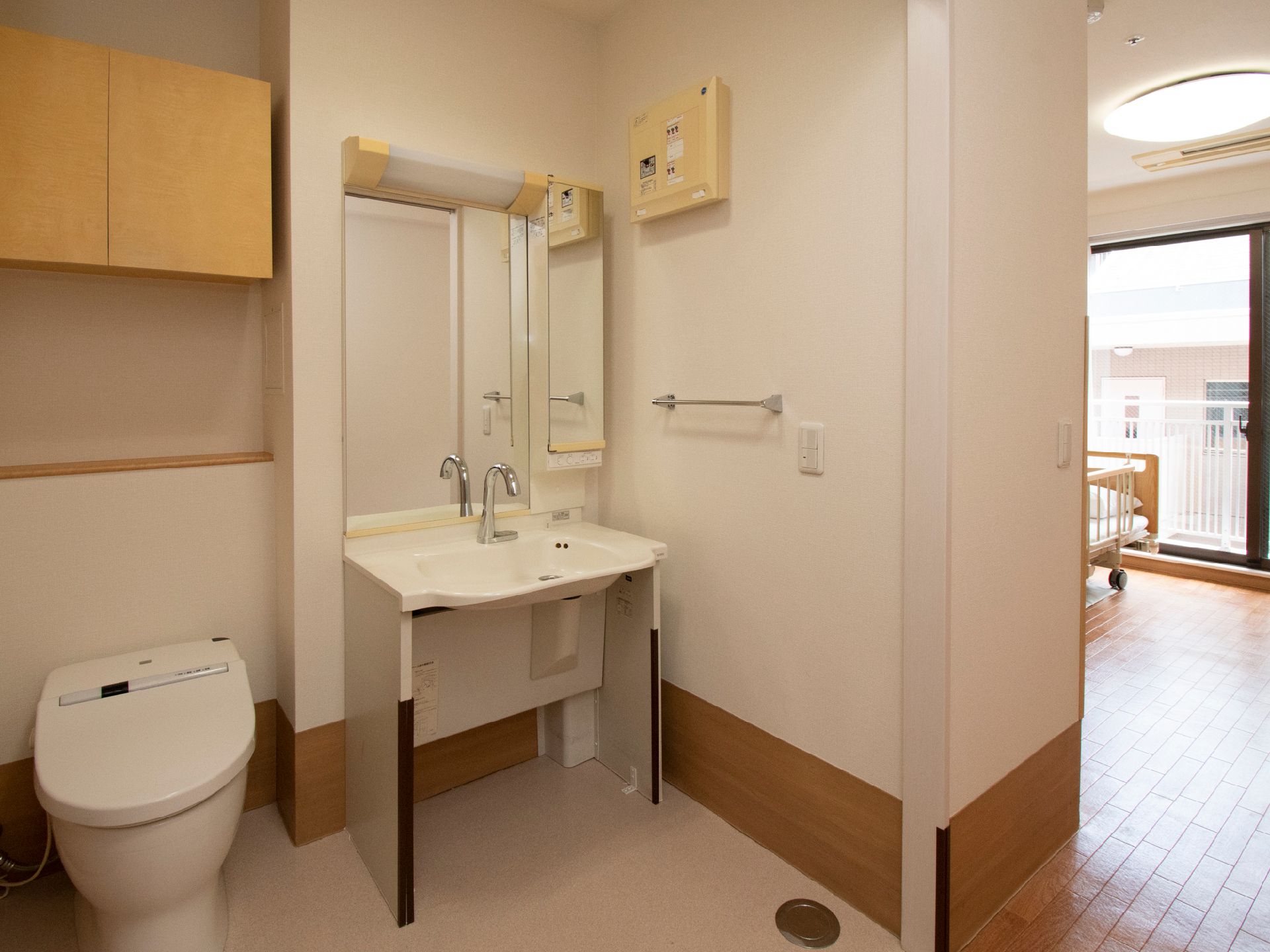 トイレの右側には、洗面台を設置