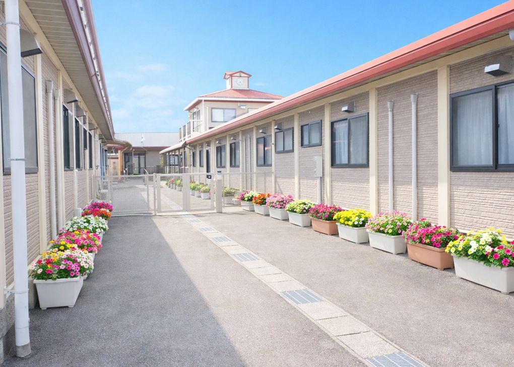 花が並ぶ通路