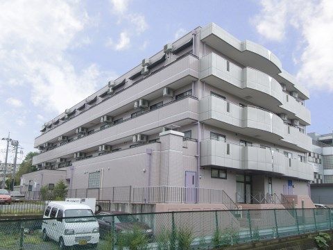 白い外壁の４階建ての建物である。通常のマンションのような雰囲気で、２階から上の階にはベランダが設けられている。