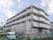 白い外壁の４階建ての建物である。通常のマンションのような雰囲気で、２階から上の階にはベランダが設けられている。