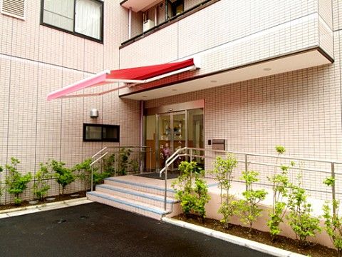 エントランスには美しく手入れされた木が植えられており、また、スロープが設置されているので車椅子をご利用の方もスムーズに出入りできる。