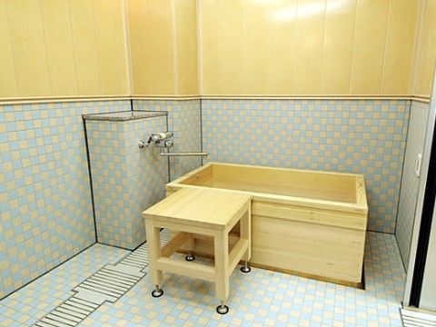 心身ともにリラックスできるヒノキ風呂が設置されている。浴槽の横には同じくヒノキ製の台が設置されているので安全に入ることができる。