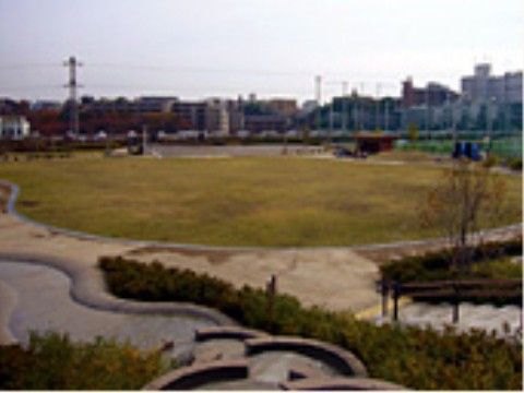 近隣には大きな公園もある。綺麗に手入れをされた芝生があり近隣住民で賑わっている。散歩がてら足を伸ばせば健康維持に役立つ。