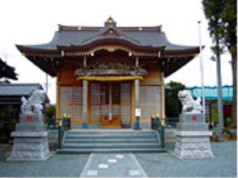 施設の近くには神社があり、散歩で立ち寄るにはうってつけである。境内は明るく、綺麗に手入れをされている。