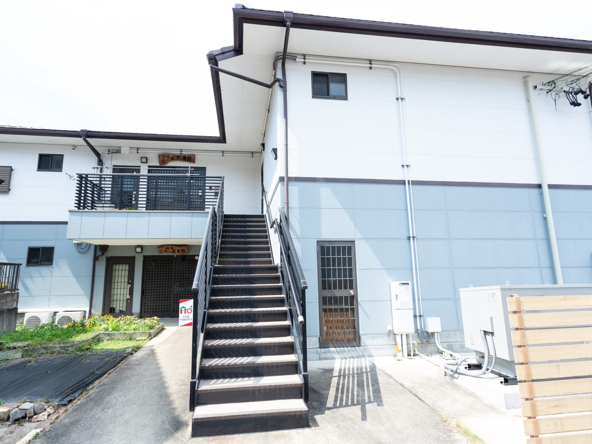 白い壁の建物と階段