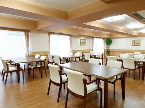 白と木の色が上品な、落ち着いた雰囲気の食堂である。姿勢が安定する椅子を採用するなど、快適にお過ごしいただける工夫をしている。