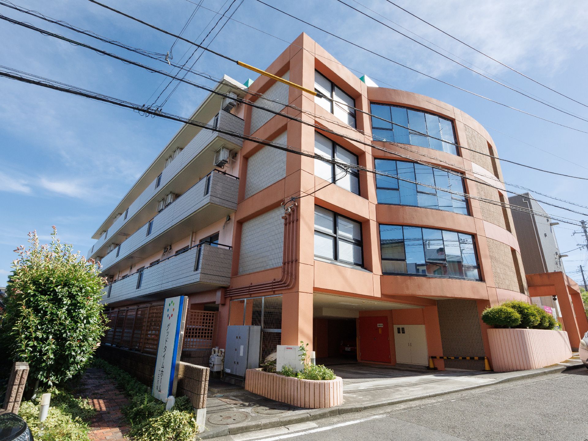 日当たりの良い4階建ての施設