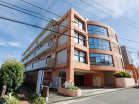 日当たりの良い4階建ての施設