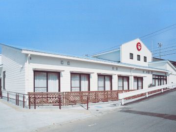 明るい外観の建物