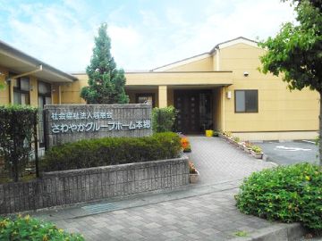 ゆったりとした入口の建物