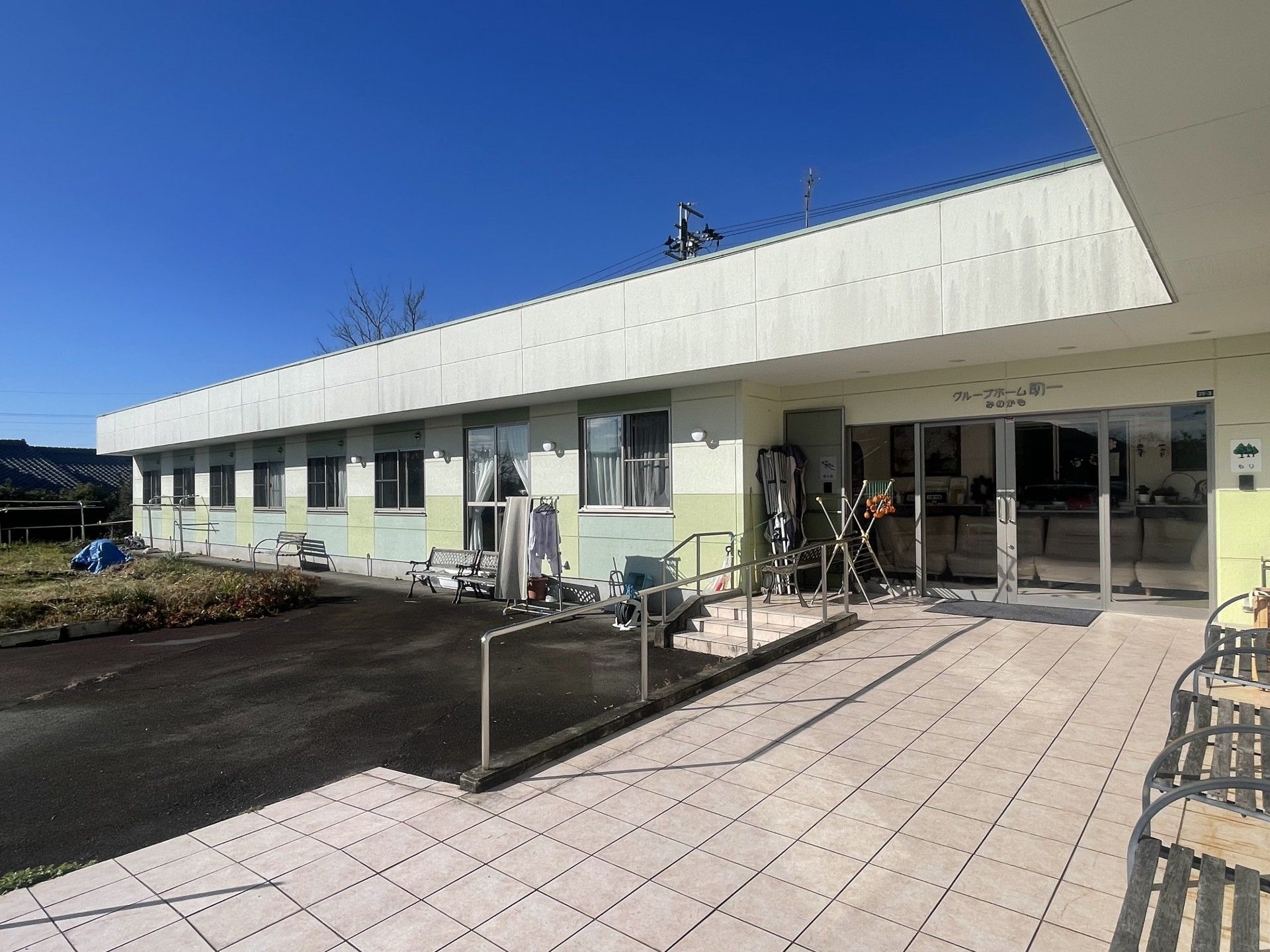 日差しが差し込む建物の外観