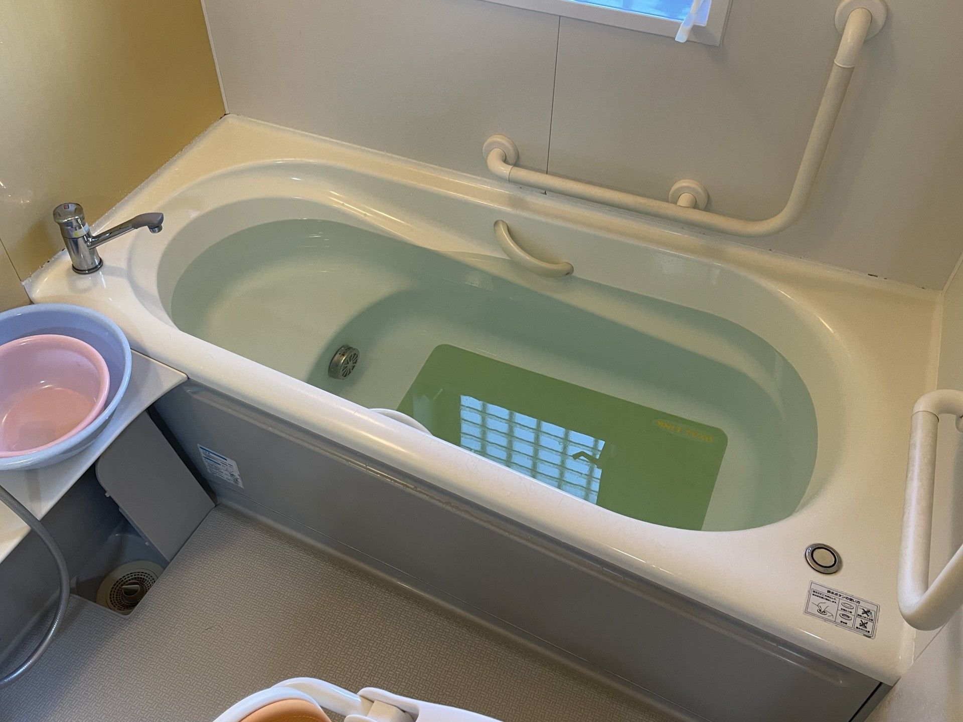 手すり付きの浴槽