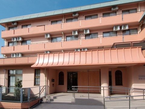 ピンク色を基調とした外壁で統一された、４階建ての施設外観