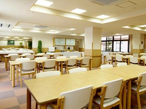 多くのテーブルと椅子が整然と並べられている、広い食堂