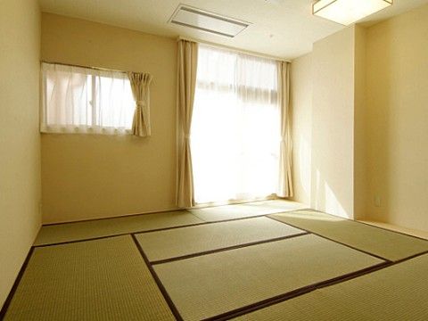 大きな掃き出し窓から光が差し込んでいる畳敷きの居室